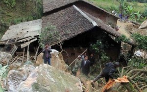 Cao Bằng: Hàng trăm khối đá đổ xuống nhà, 7 người thoát nạn