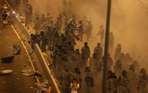 Người dân tức giận, đường phố Hồng Kông biến thành "chiến trường"