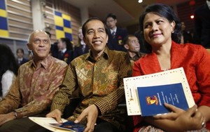 Khen chê lẫn lộn chuyện tổng thống Indonesia bay "bình dân"