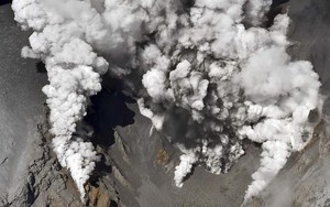 Núi lửa đột ngột phun trào ở Nhật Bản, nhiều người mắc kẹt