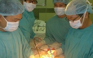 Cháu bé 2 tháng tuổi có bào thai đầy đủ tay chân, gan ruột