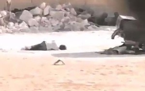 Bé trai Syria dũng cảm giả chết cứu bé gái