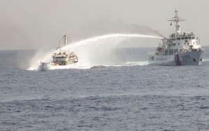 Sáng nay, tàu TQ hung hãn đâm móp tàu Cảnh sát biển VN