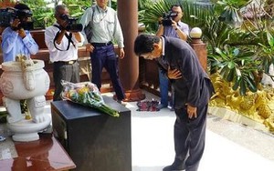 Đại sứ Nhật Bản cúi đầu tưởng niệm nạn nhân cầu Cần Thơ