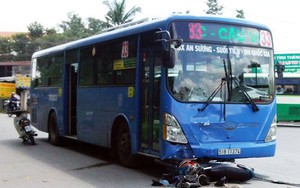 Va chạm giao thông với xe buýt, 2 thanh niên nguy kịch