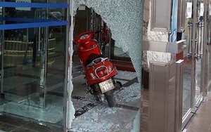 Hà Nội: Một phụ nữ đi xe ga phóng xuyên cửa kính tòa nhà CharmVit