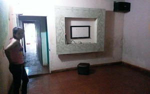 Cán bộ huyện uống bia, quậy tung quán karaoke