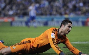 Hình ảnh Ronaldo bất lực, úp mặt xuống sân đầy ăn năn