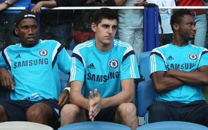 Courtois ra yêu sách, Mourinho buộc phải bán Cech