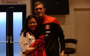 Sao Man United ôm fan Việt Nam ngay tại Old Trafford