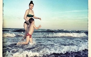 Hồ Ngọc Hà mặc bikini, cùng con trai nhảy sóng