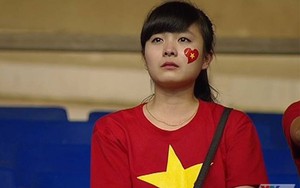 Ngỡ ngàng giọng hát của fan nữ khóc vì U19 Việt Nam