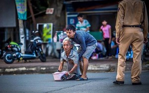 Cảm động chàng thanh niên bế ông cụ qua đường