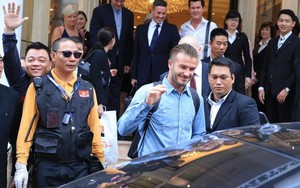 Beckham ăn mặc đơn giản nhưng vẫn cực cuốn hút khi rời Hà Nội vào TP.HCM