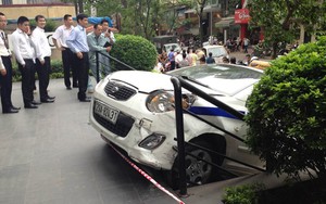 Taxi "chồm" lên tòa nhà Pacific tại Hà Nội