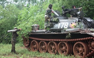 Xem xe tăng Việt Nam nạp đạn, bắn trình diễn