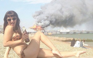 Thiếu nữ nóng bỏng chụp ảnh trước đám cháy gây phẫn nộ