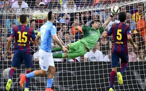 Bàn thua siêu hài của thủ thành Barca ngày ra mắt