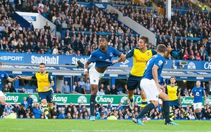 Arsenal lội ngược dòng hòa nghẹt thở Everton