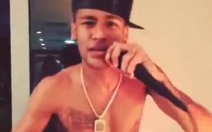 "Choáng váng" trước giọng hát 'khó đỡ' của Neymar