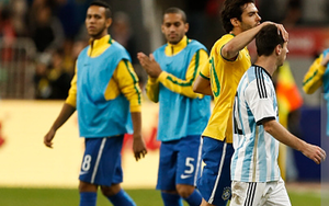 Có điều gì đó không ổn sau phản ứng của Messi với Kaka