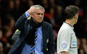 Mourinho phát điên với trọng tài sau trận hòa Man United