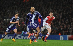 Mất điểm điên rồ, HLV Wenger phát cáu với hàng thủ Arsenal