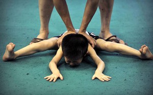 Đau xót hình ảnh trẻ em trong "lò" luyện của Trung Quốc