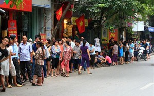 Xếp hàng chờ một miếng ngon: Hà Nội ăn không được vội!