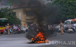 Đang đi trên đường, chiếc xe máy bốc cháy dữ dội