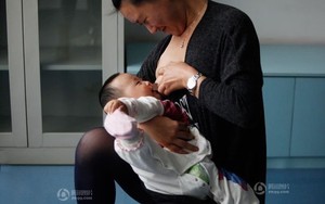Hình ảnh chân thực về những bà mẹ "giữ sữa cho con" nơi công cộng