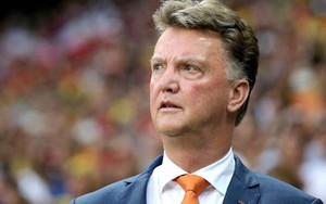 Con cái cũng phải gọi Van Gaal là 'Sir'