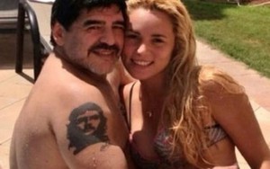 Maradona yêu kiểu... không giống ai!