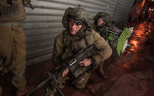 ẢNH: Lính dù Israel phô diễn kỹ năng tác chiến trên đường phố