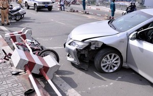 Nhiều người chạy tán loạn tránh "xe điên" lao kinh hoàng