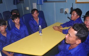 13 ngư dân kể lại lúc tàu cá bị tàu lạ đâm chìm