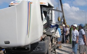 Phú Yên: Hai phụ xe chết kẹt dính trong cabin ô tô