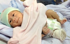 Bé sơ sinh văng khỏi bụng mẹ sắp xuất viện