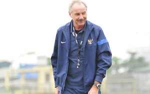 HLV Alfred Riedl: “Bóng đá VN đừng ảo tưởng về U19”