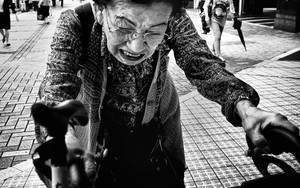Những khuôn mặt khắc khổ ám ảnh trên đường phố Tokyo