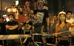 Cảnh sát Hồng Kông lại dùng hơi cay với người biểu tình