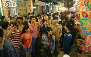Thiếu nữ bị kẻ biến thái 'quấy rối' ở phố lồng đèn