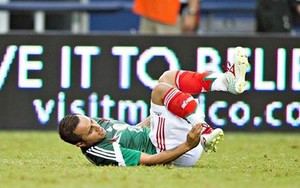 Rợn người với pha gãy gập chân của sao Mexico