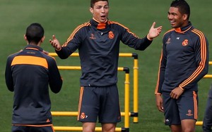 "Tuyệt chiêu" tăng chiều cao siêu hài của Ronaldo