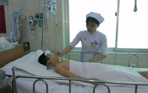 Nhảy đệm lò xo, bé trai lộn qua cửa sổ rơi xuống tầng