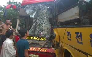 Hai xe khách đấu đầu, hàng chục hành khách thoát chết