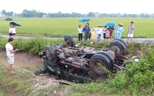Xe tải "ngửa bụng" dưới mương, tài xế gọi điện cầu cứu