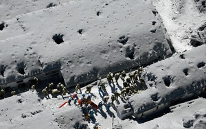 24h qua ảnh: Tìm kiếm người mất tích tại núi lửa Ontakesan