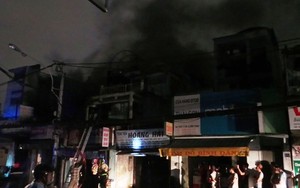 TP.HCM: Giải cứu cụ bà trong ngôi nhà bốc cháy dữ dội