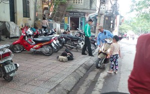 Hà Nội: Nam thanh niên đang đi bộ bỗng nằm vật xuống đường